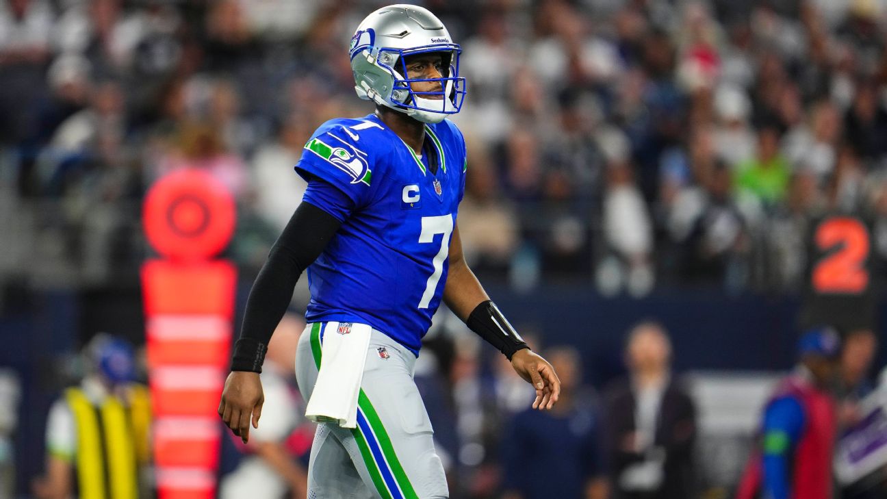 Geno Smith, Seahawks improve playoff chances in rallying to beat the Titans