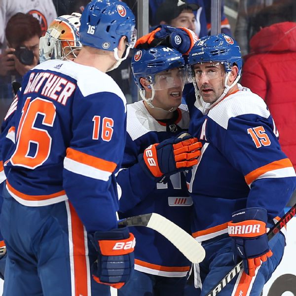 Islanders win, end Kings' record road streak at 11