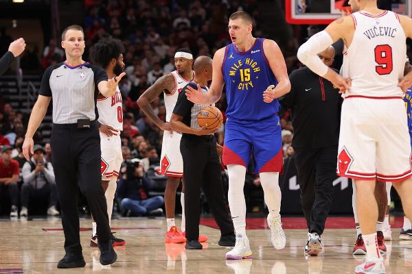 Jokic tossed, drawing boos from Bulls crowd