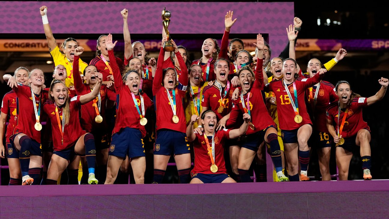 Spain celebrate Women's World Cup 231215 [1296x729]