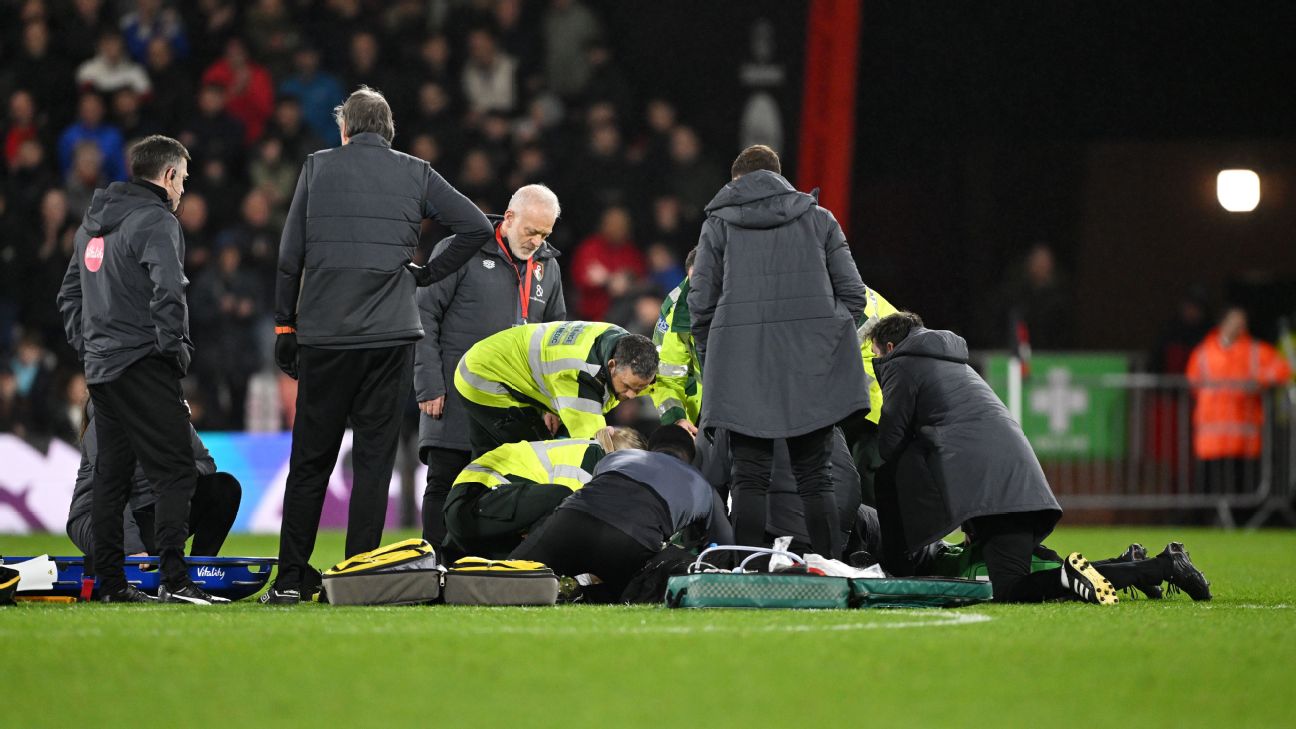 Jogador cai inconsciente em campo, e jogo da Premier League é