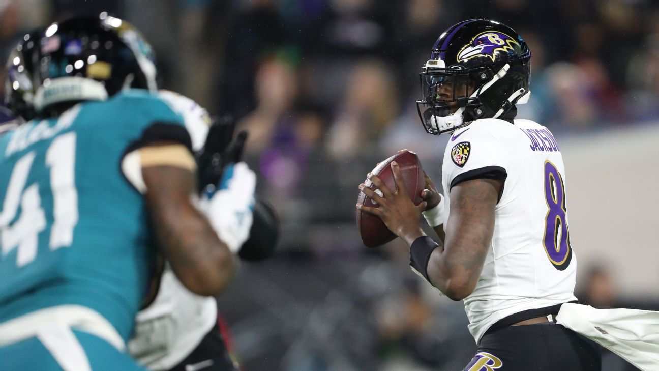 Lamar Jackson's elusiveness, TD pass gives Ravens cushion