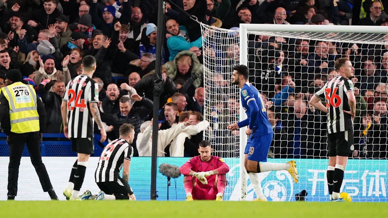 Pochettino, Howe condemn Chelsea pitch invader