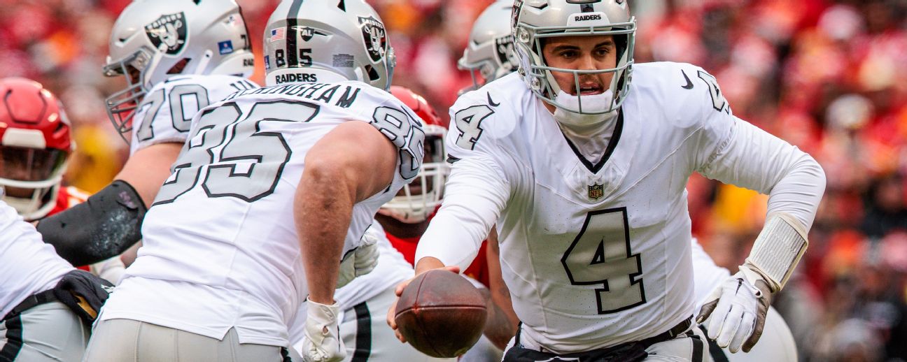 Raiders score two defensive TDs in 7-second span, lead Chiefs in fourth quarter