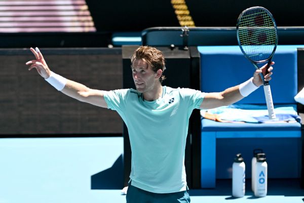 Ruud stays cool amid scorcher at Australian Open
