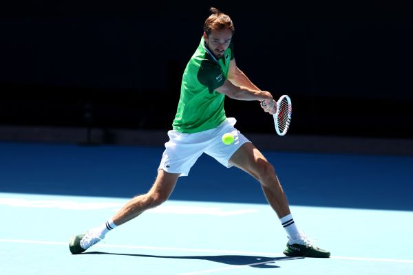 Medvedev outlasts Borges to reach quarterfinals