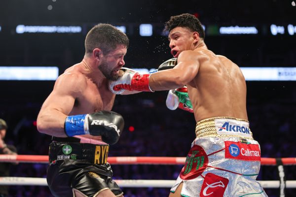 Munguia, seeking shot at Canelo, pummels Ryder