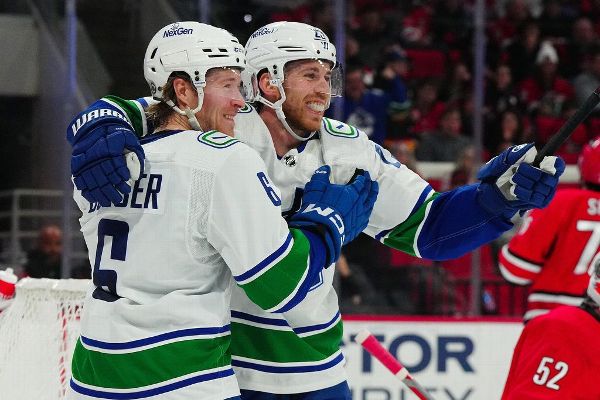 Lindholm scores two goals in Canucks debut | The Game Nashville