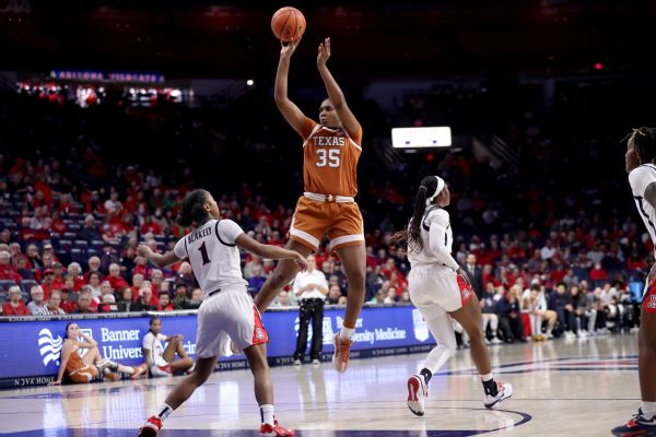 Texas up two spots to No. 3 in women's Top 25 image