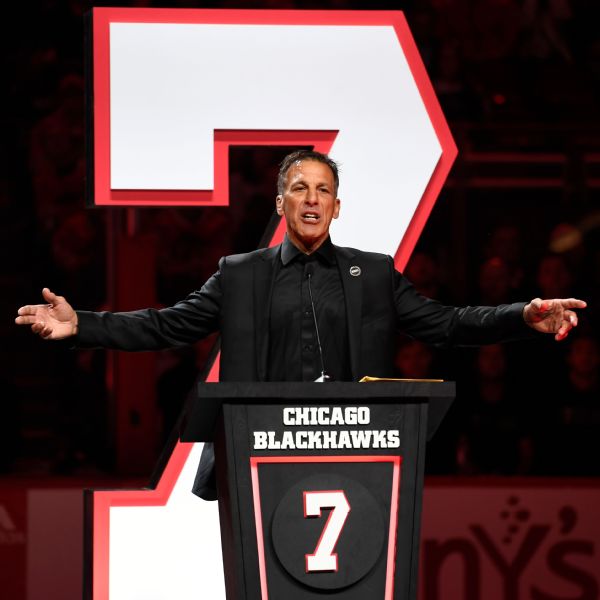 'Ultimate leader': Blackhawks retire Chelios' jersey