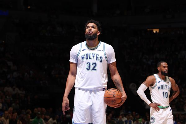 Towns (knee) returns as Wolves chase No. 1 seed