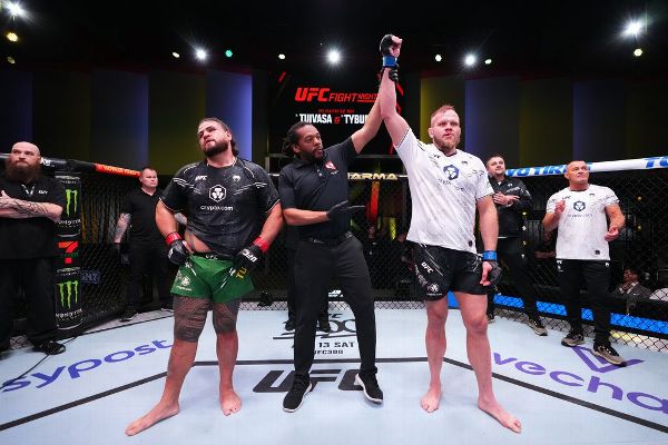 Tybura submits Tuivasa early with choke for win