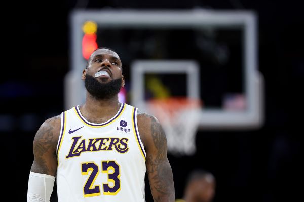 Broken clock, reviews mar end of Lakers-Warriors