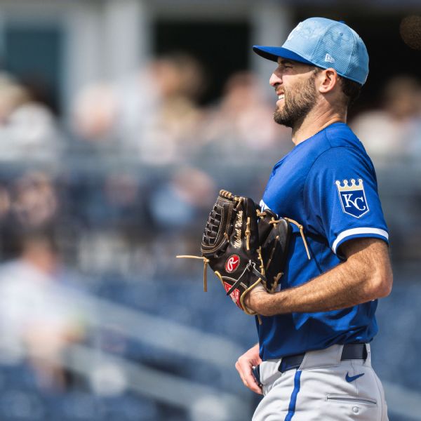 Royals' Wacha hit by comebacker, set for tests