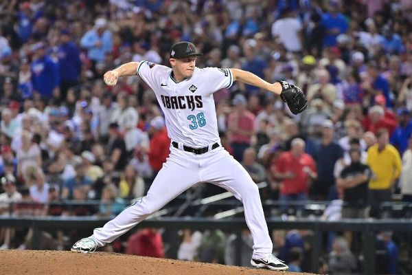 D-backs closer Sewald on IL with oblique strain