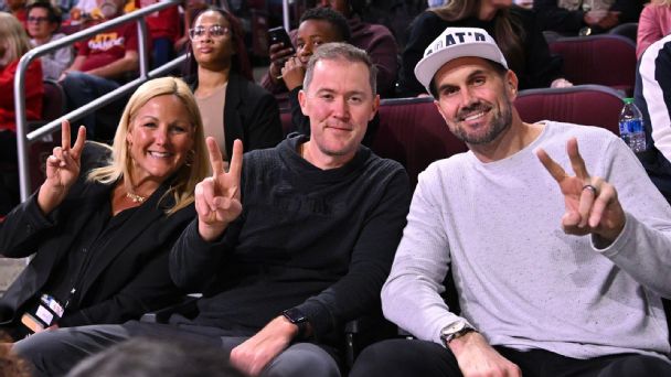 Lincoln Riley, Matt Leinart sit together at USC's second-round March Madness game