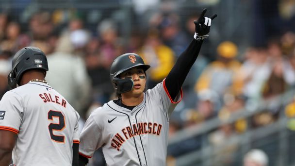 Giants' Jung Hoo Lee celebrates first MLB home run with Padres fans