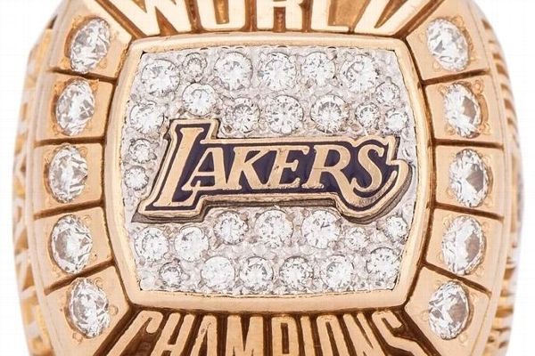 Lakers ring Kobe gifted to father sells for $927K