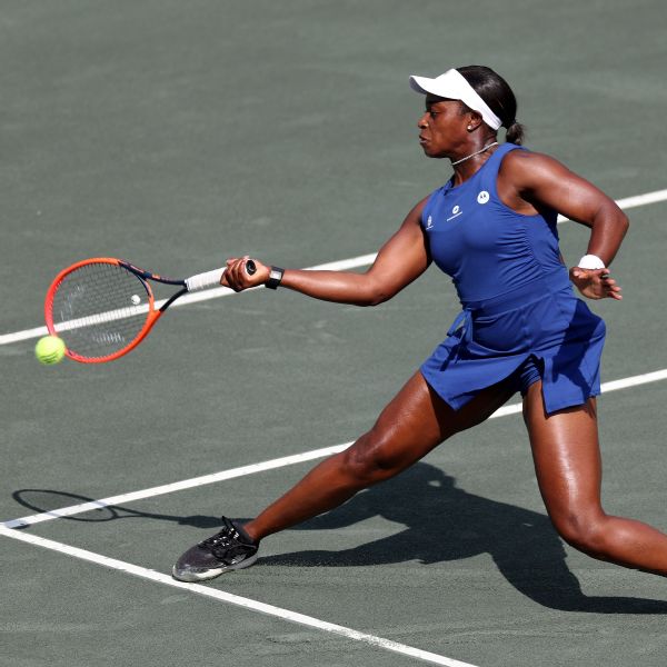 Red-hot Collins, Stephens win Charleston openers