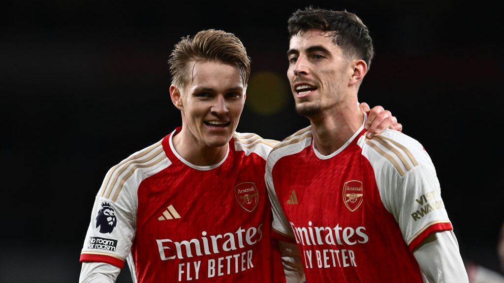 Odegaard helps put Arsenal back atop Prem table