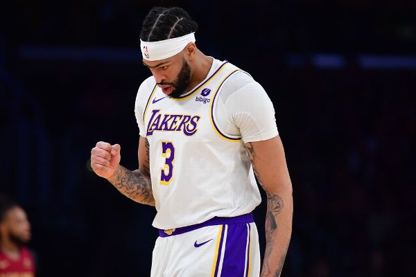 Anthony Davis (back) vows to play when Lakers' postseason begins