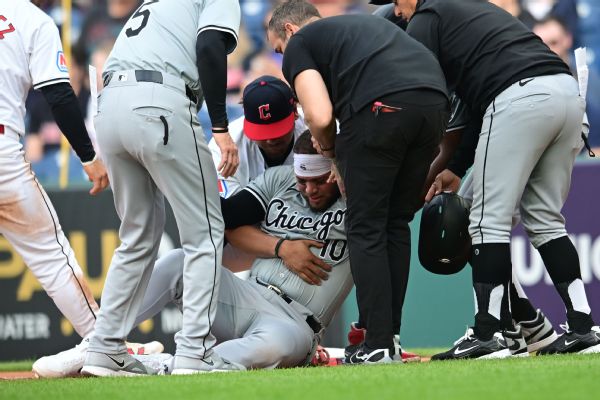 White Sox 3B Moncada helped off with hip injury