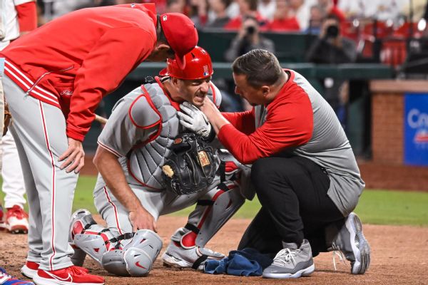 Phils' Realmuto hit by wild pitch, has bruised neck