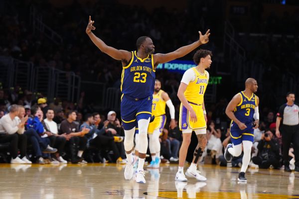Warriors close gap with historic 3-point display