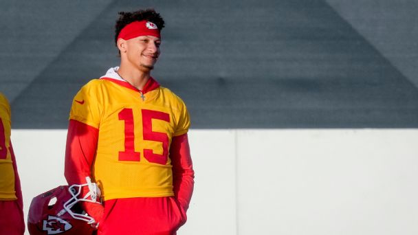 Patrick Mahomes begins offseason workouts with Chiefs receivers  backs