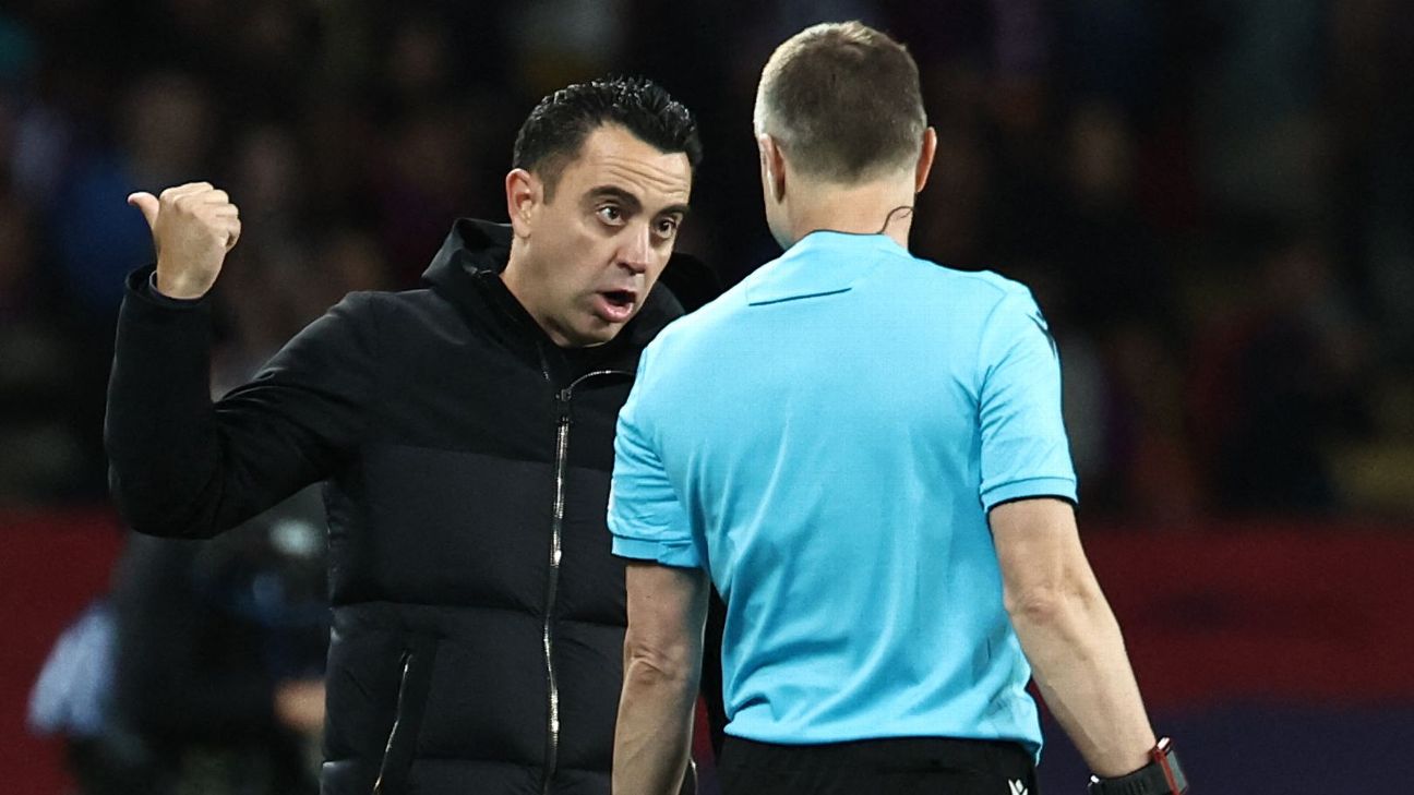 Xavi complains to referee vs. PSG [1296x729]
