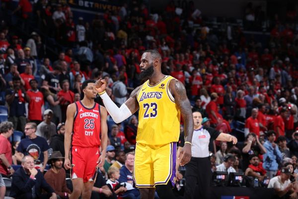Lakers survive Pels  rally  advance to playoffs