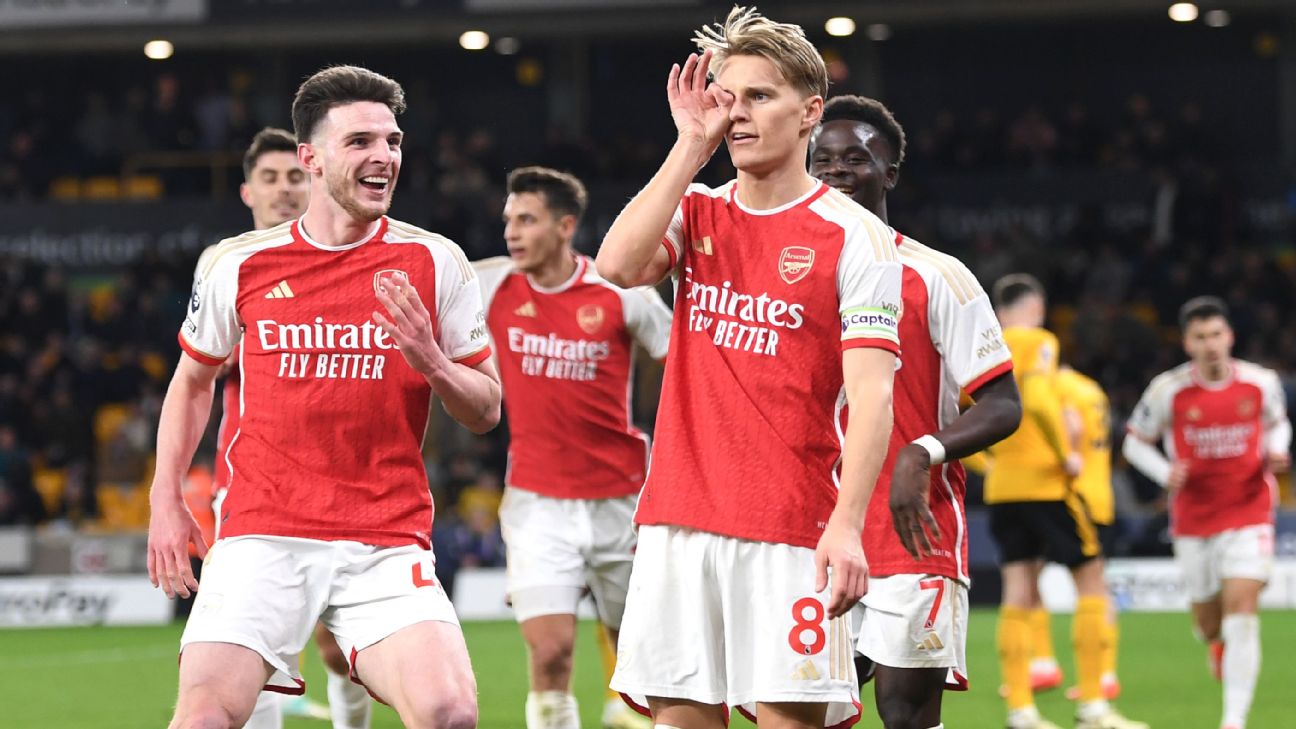 Arsenal bounce back to go top by beating Wolves