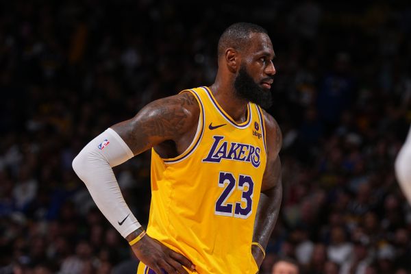 Lakers' LeBron James rips officiating after loss to Nuggets