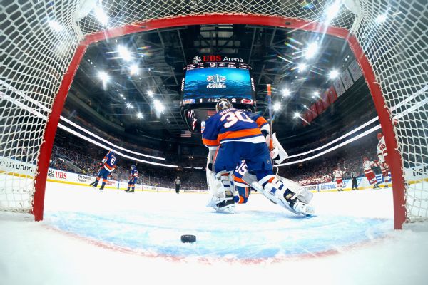 Isles goalie change backfires as Canes go up 3-0