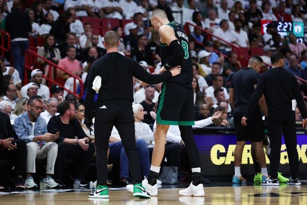 Celtics' Kristaps Porzingis leaves win with calf injury
