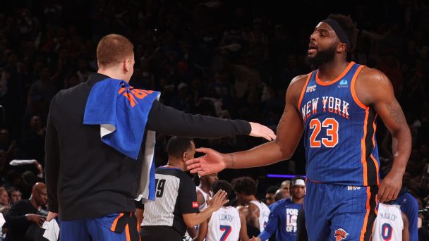 'Hart to Robinson': Knicks center throws down alley-oop over Joel Embiid