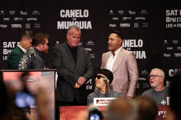 Canelo  De La Hoya trade verbal blows at presser