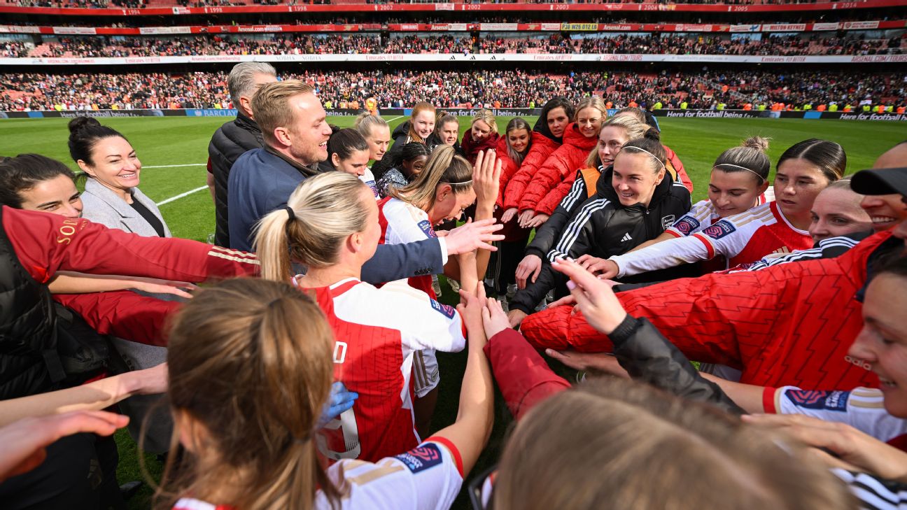 Arsenal women team huddle [1296x729]