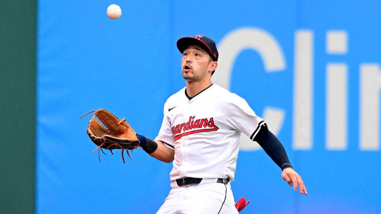 Guardians' Steven Kwan exits with left hamstring tightness - ESPN