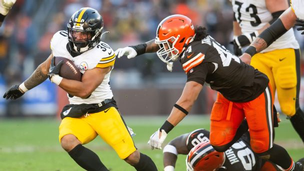 Pittsburgh Steelers running back Jaylen Warren (30) runs with the ball past Cleveland Browns linebacker Sione Takitaki (44) during the second half at Cleveland Browns Stadium.  [608x342]