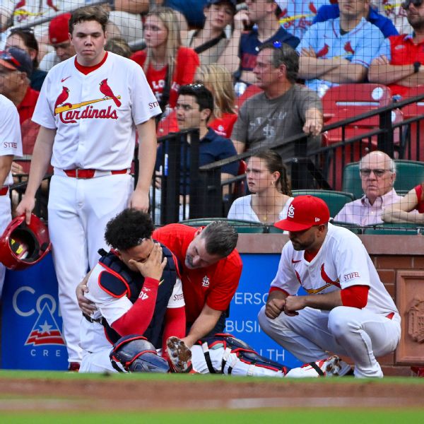 Cards' Contreras hit by swing, fractures forearm