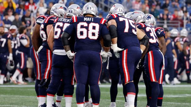 New England Patriots huddle [608x342]