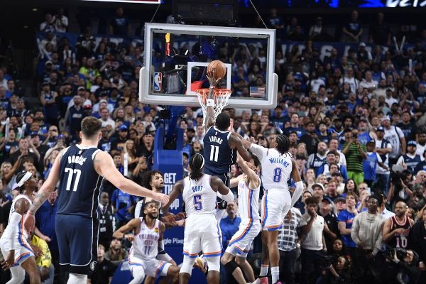 Luka Doncic battles knee, Kyrie Irving closes strong in Mavericks' win