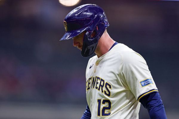 Brewers' Rhys Hoskins exits with hamstring injury, to have MRI