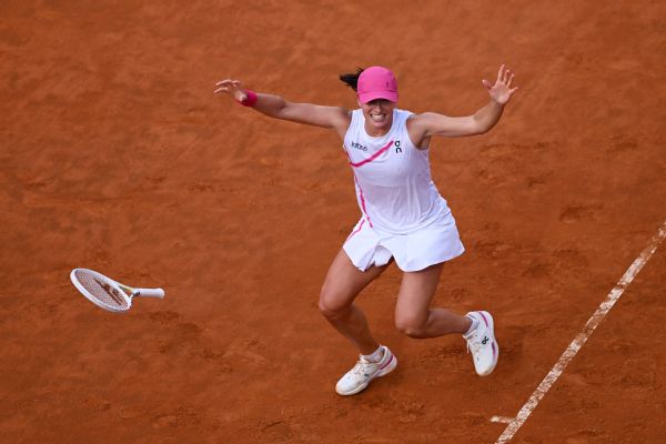 Swiatek dominates Sabalenka to win Italian Open