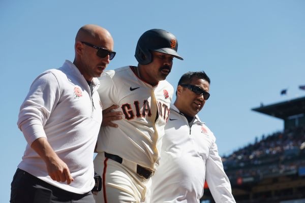 Giants' Wade injured on slide, likely bound for IL