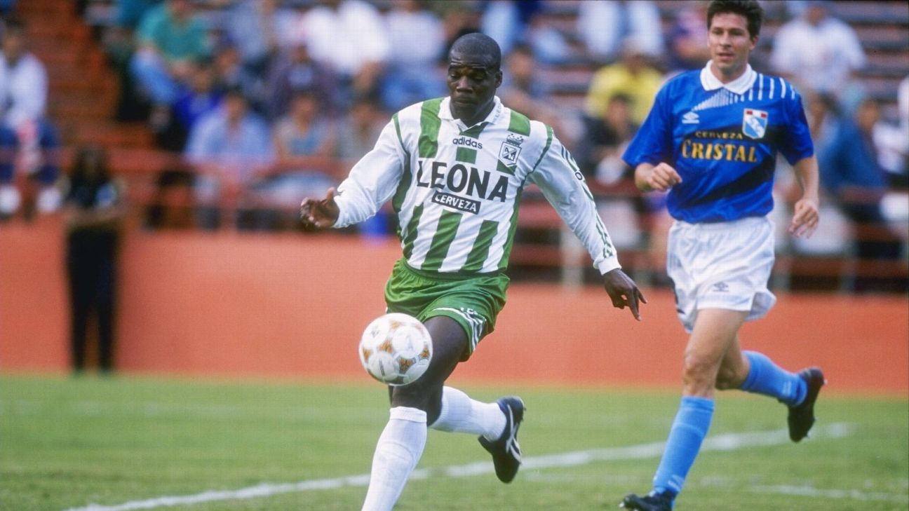 Luis Carlos Perea playing for Colombia at Italia 90