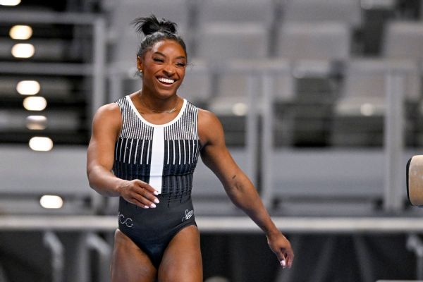 Biles surges to early lead at U S  Championships