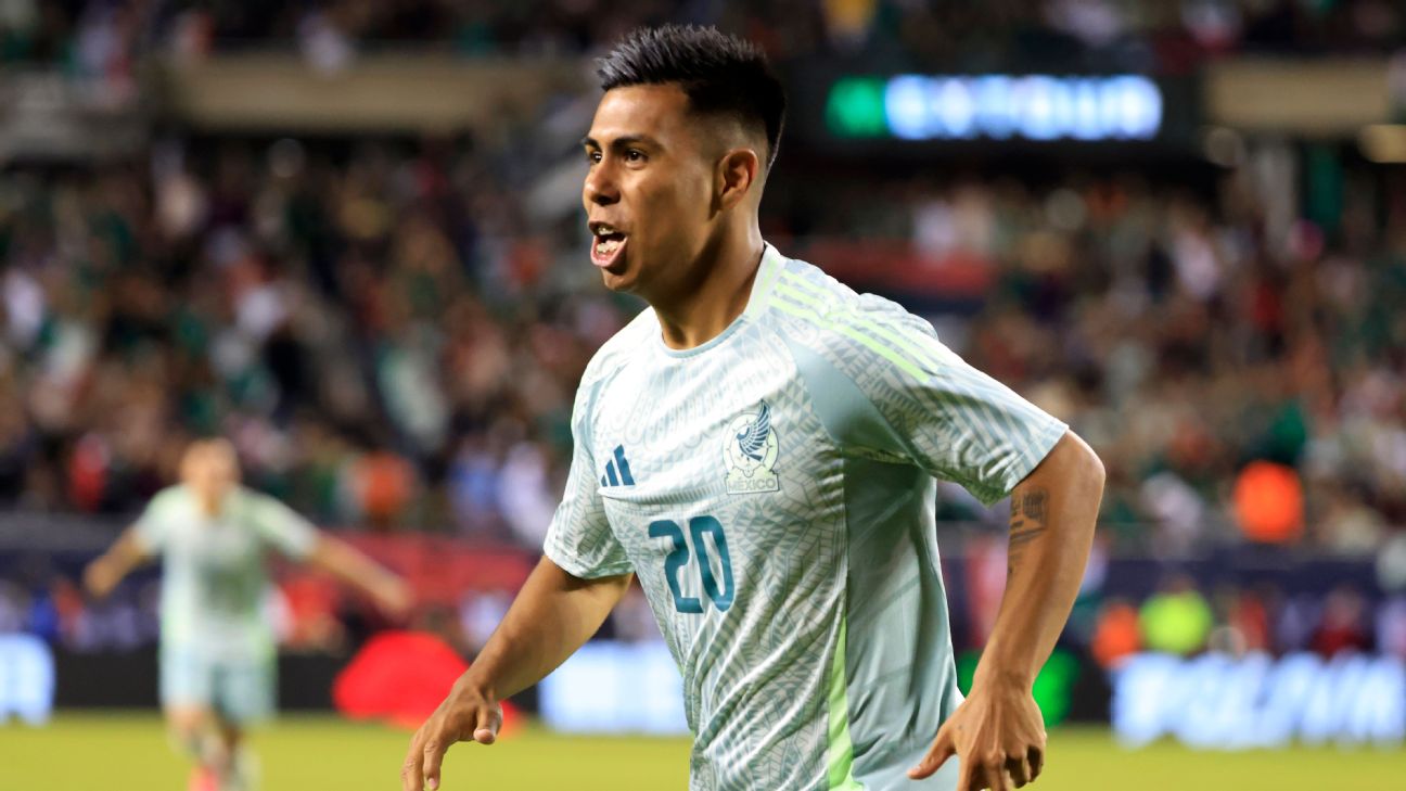 Álvarez leads youthful Mexico to victory over Bolivia