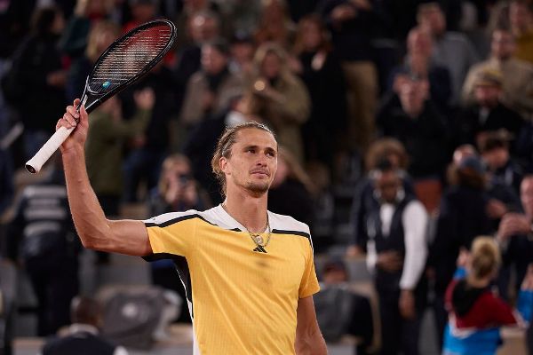 Zverev rallies in fifth, advances at French Open